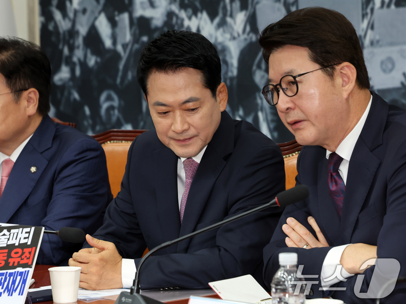 (서울=뉴스1) 황기선 기자 = 국민의힘 장동혁 대표와 신동욱 최고위원이 25일 오전 서울 여의도 국회에서 열린 최고위원회의에서 대화를 나누고 있다. 2026.6.25/뉴스1