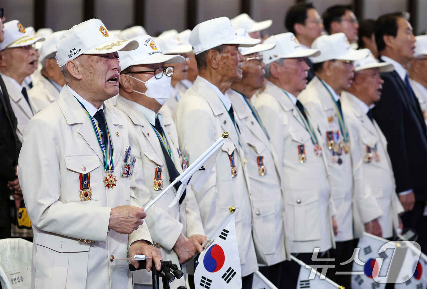 (수원=뉴스1) 허경 기자 = 25일 경기 수원시 영통구 수원컨벤션센터에서 열린 6·25 전쟁 제76주년 기념식에서 참전유공자들이 애국가를 제창하고 있다. (청와대통신사진기자단) …