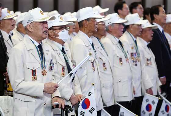 애국가 제창하는 참전유공자