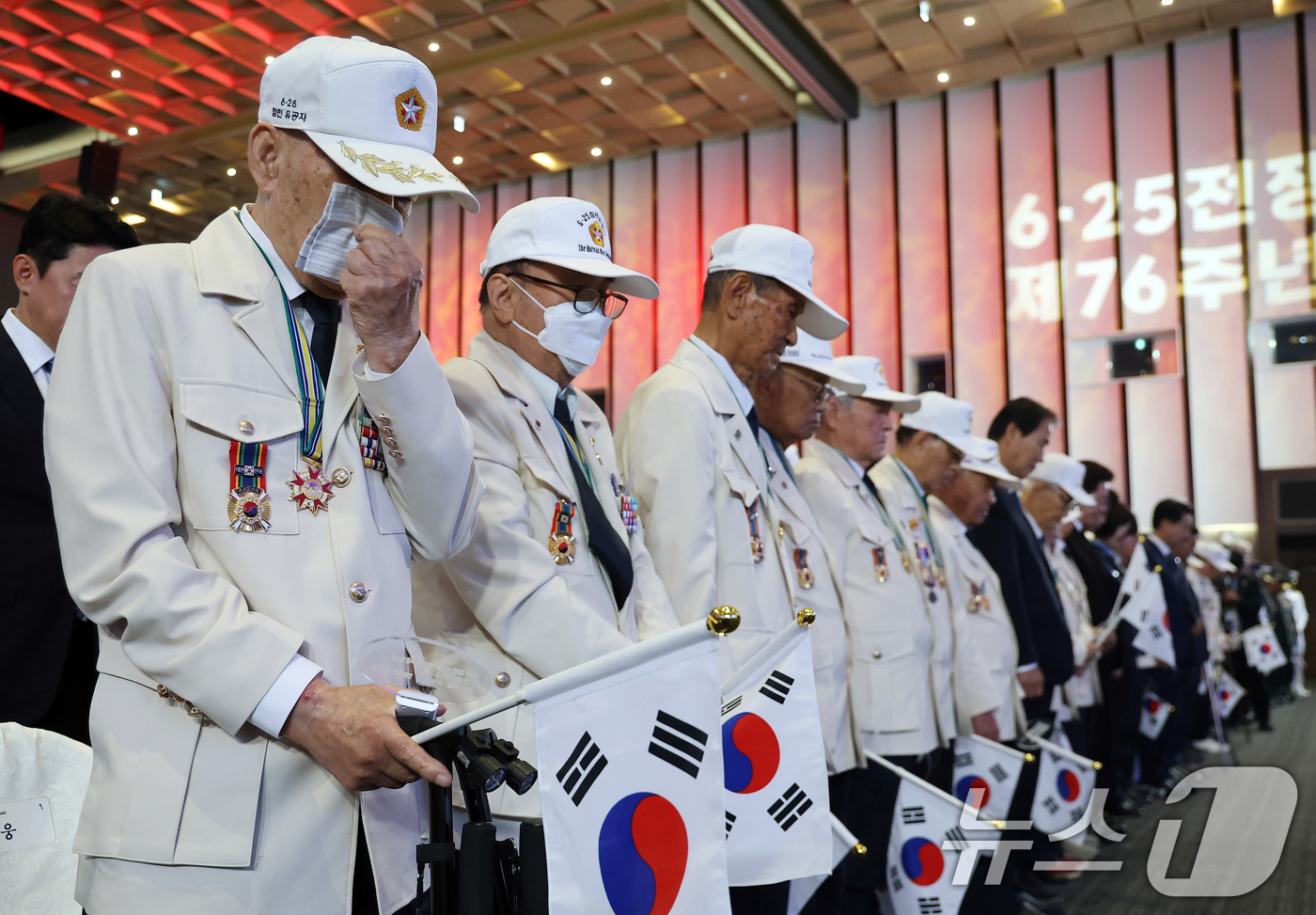 (수원=뉴스1) 허경 기자 = 25일 경기 수원시 영통구 수원컨벤션센터에서 열린 6·25 전쟁 제76주년 기념식에서 참전유공자들이 묵념을 하고 있다. (청와대통신사진기자단) 202 …