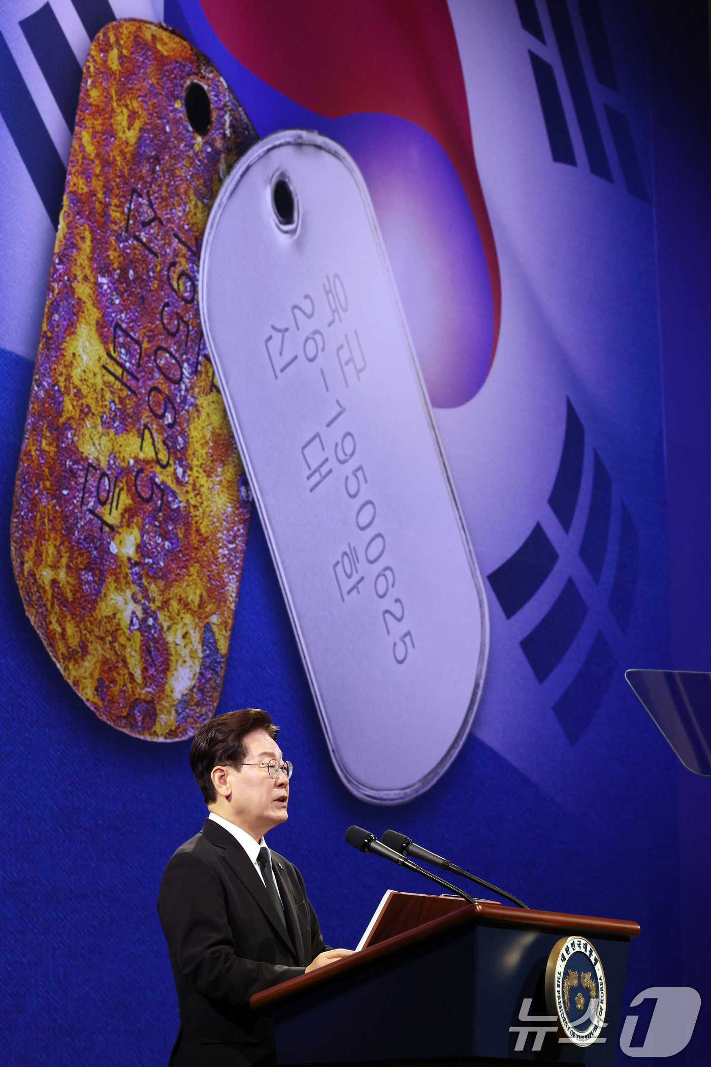 (수원=뉴스1) 이재명 기자 = 이재명 대통령이 25일 경기 수원 영통구 수원컨벤션센터에서 열린 6·25 전쟁 제76주년 기념식에서 기념사를 하고 있다. (청와대통신사진기자단) 2 …