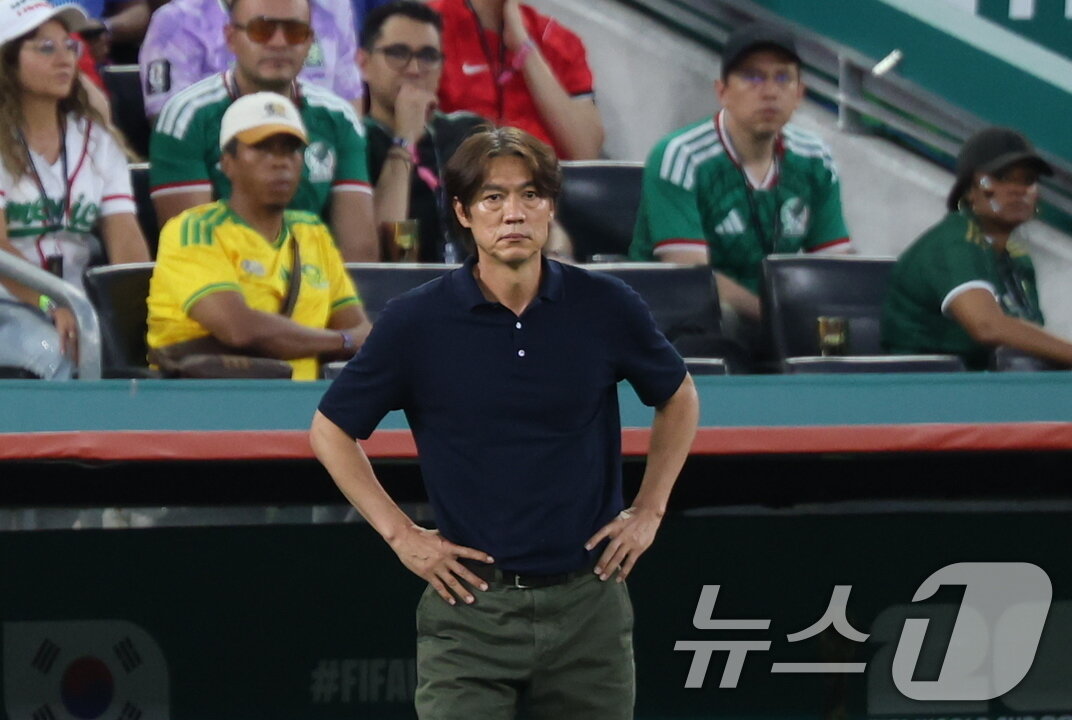 본문 이미지 - 대한민국 축구국가대표팀 홍명보 감독이 24일(현지시간) 멕시코 몬테레이 스타디움에서 열린 2026 북중미 월드컵 A조 조별리그 3차전 대한민국과 남아프리카 공화국의 경기에서 피치를 바라보고 있다. 2026.6.25 ⓒ 뉴스1 박지혜 기자