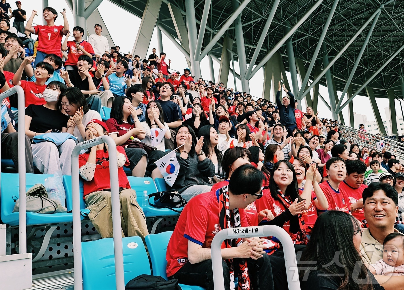 (대구=뉴스1) 남승렬 기자 = 25일 대구 북구 고성동 대구iM뱅크파크에서 시민과 축구팬들이 '2026 FIFA(국제축구연맹) 북중미 월드컵' 본선 조별리그 3차전에 나선 대한민 …