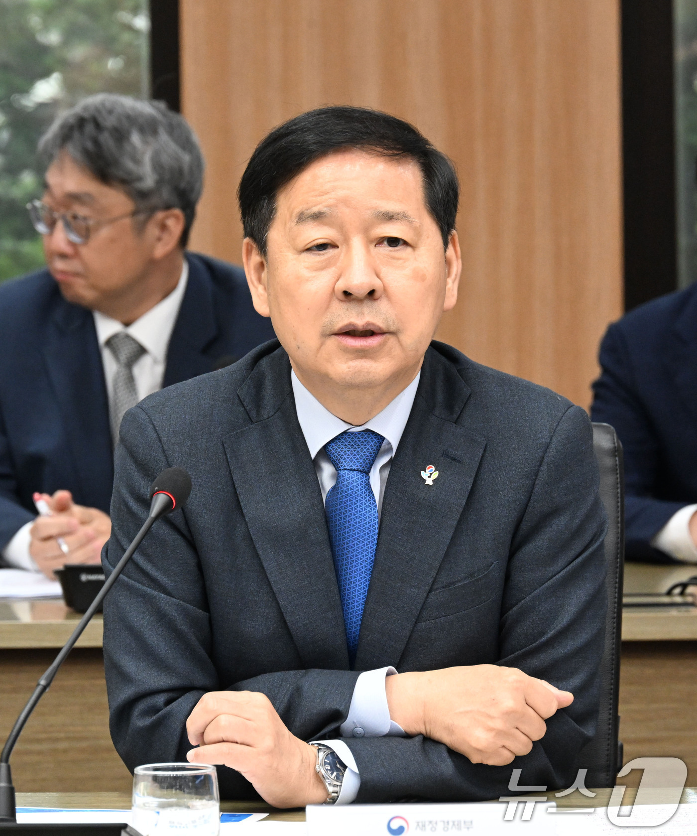 (서울=뉴스1) = 구윤철 부총리 겸 재정경제부 장관이 25일 서울 영등포구 한국수출입은행에서 열린 한미 전략투자공사 및 정책금융기관-조선3사간 한미 조선협력투자 업무협약(MOU) …