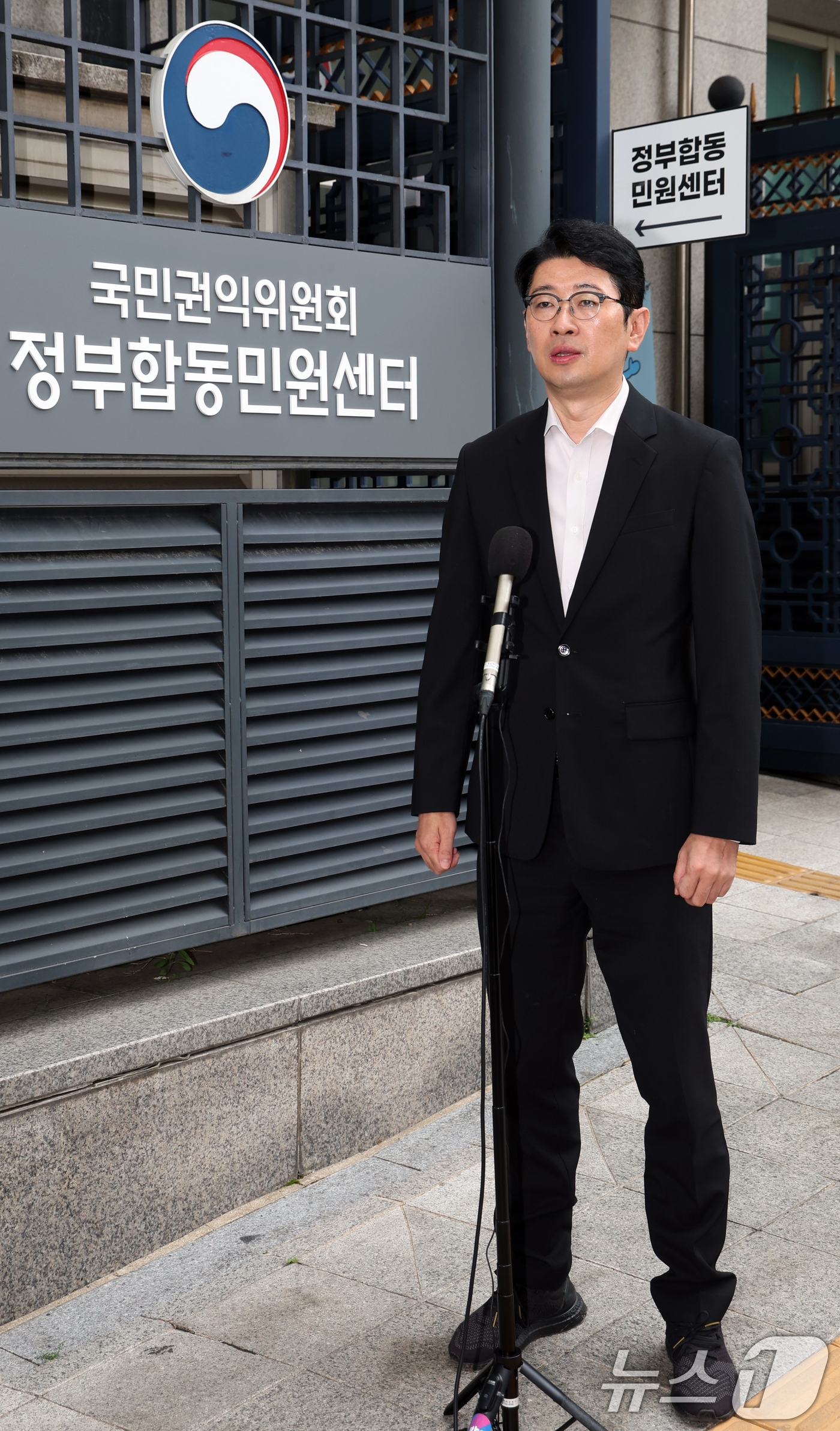 (서울=뉴스1) 김명섭 기자 = 주진우 국민의힘 선관위 국조특위 위원이 25일 오전 서울 종로구 정부서울청사 별관 국민권익위원회 정부합동민원센터에서 선관위, 수의계약 업체 유착 관 …