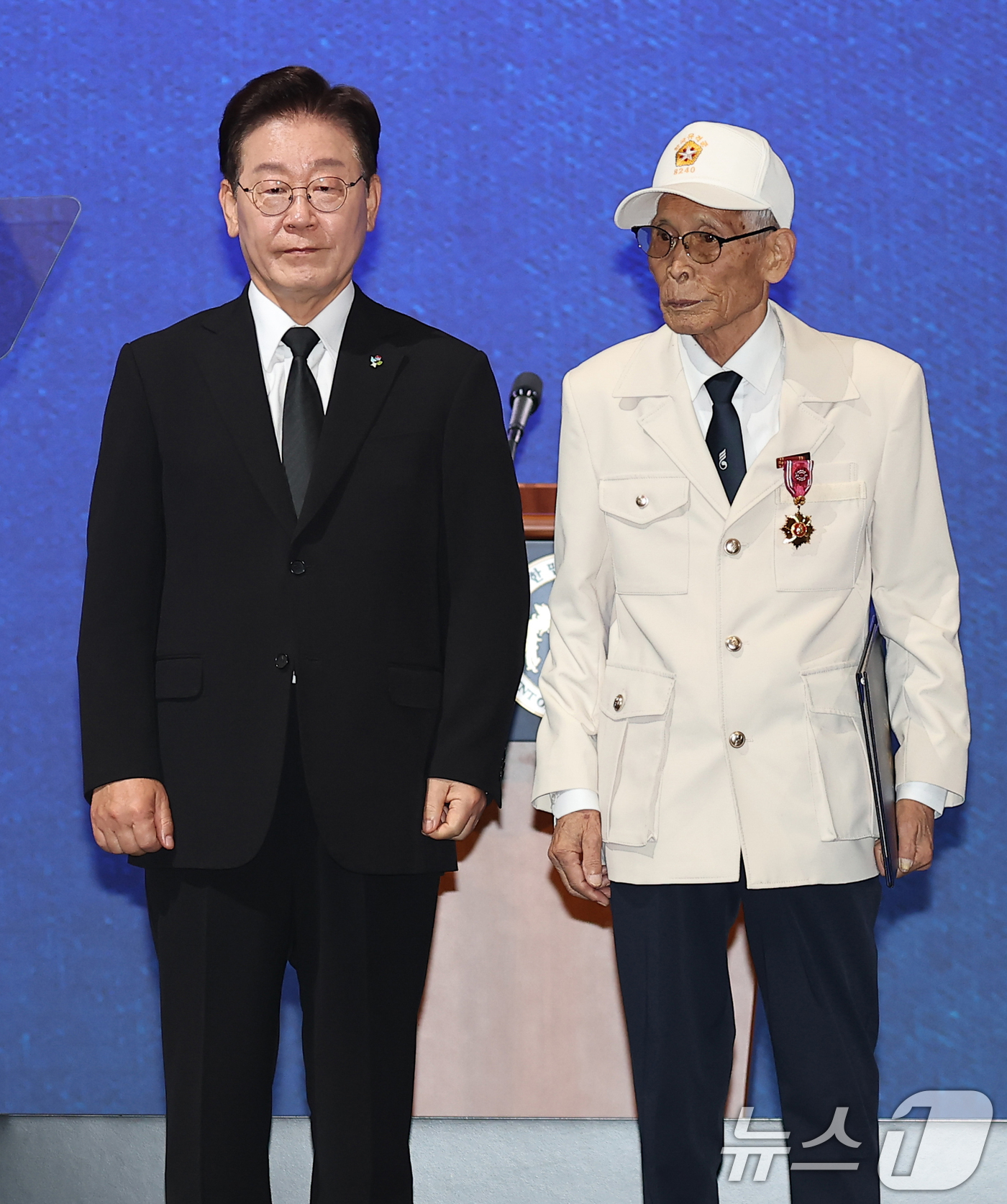 (수원=뉴스1) 허경 기자 = 이재명 대통령이 25일 경기 수원시 영통구 수원컨벤션센터에서 열린 6·25 전쟁 제76주년 기념식에서 미8240부대 올팩4부대에 입대해 북한군 귀순 …