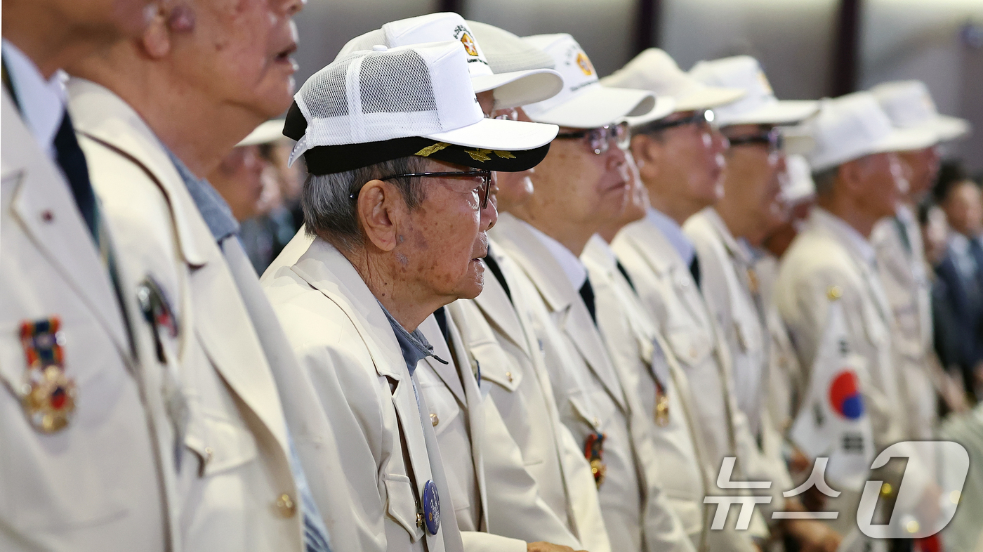(수원=뉴스1) 허경 기자 = 25일 경기 수원시 영통구 수원컨벤션센터에서 열린 6·25 전쟁 제76주년 기념식에서 참전유공자들이 참석해 있다. (청와대통신사진기자단) 2026.6 …