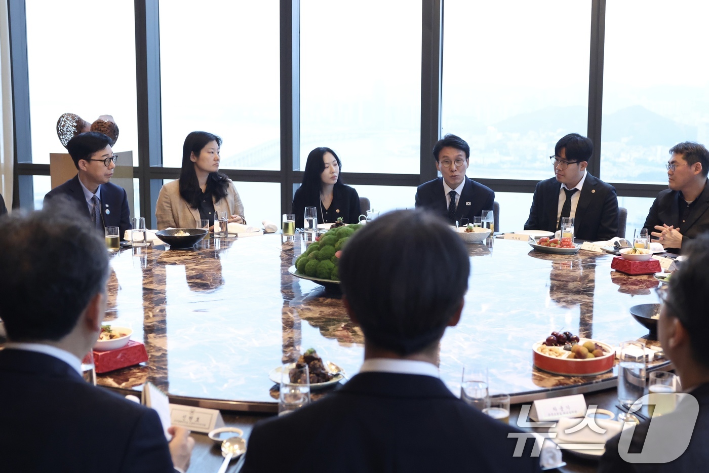 (서울=뉴스1) = 김민석 국무총리가 지난 24일(현지시간) 중국 다롄의 한 호텔에서 동행기자단과 만찬을 하고 있다. (국무총리실 제공. 재판매 및 DB금지) 2026.6.25/뉴 …