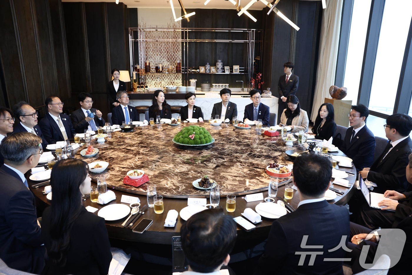 (서울=뉴스1) = 김민석 국무총리가 지난 24일(현지시간) 중국 다롄의 한 호텔에서 동행기자단과 만찬을 하고 있다. (국무총리실 제공. 재판매 및 DB금지) 2026.6.25/뉴 …
