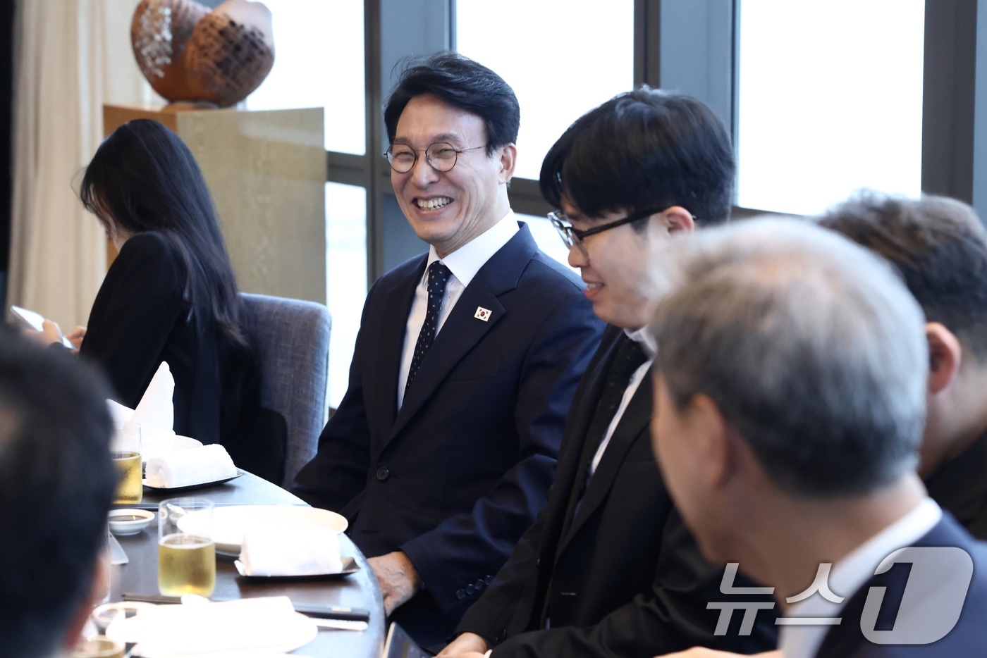 (서울=뉴스1) = 김민석 국무총리가 지난 24일(현지시간) 중국 다롄의 한 호텔에서 동행기자단과 만찬을 하고 있다. (국무총리실 제공. 재판매 및 DB금지) 2026.6.25/뉴 …