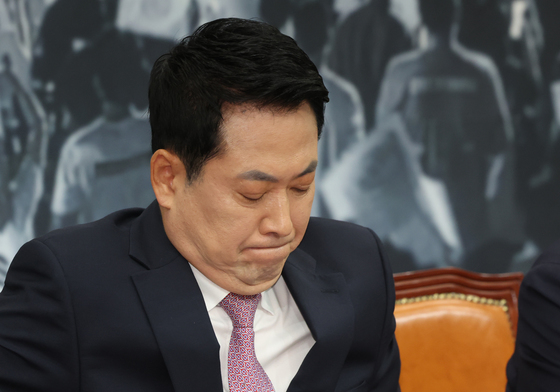 생각에 잠긴 장동혁 대표