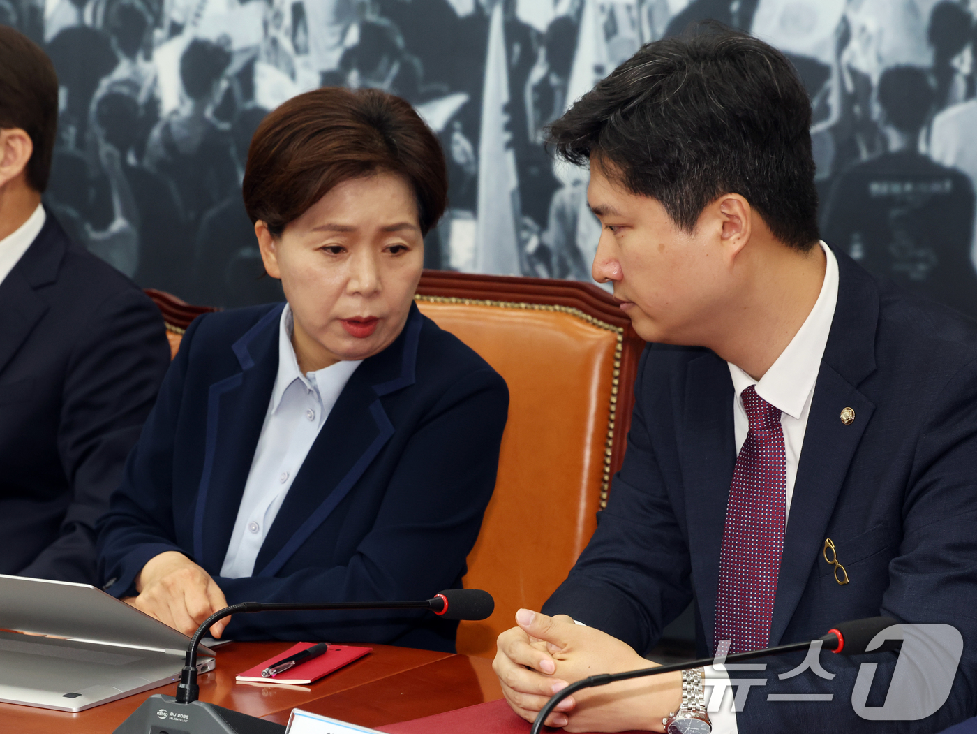 (서울=뉴스1) 황기선 기자 = 국민의힘 우재준 청년 최고위원과 양향자 최고위원이이 25일 오전 서울 여의도 국회에서 열린 최고위원회의에서 대화를 나누고 있다.  2026.6.25 …