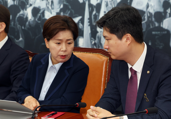 대화 나누는 우재준·양향자