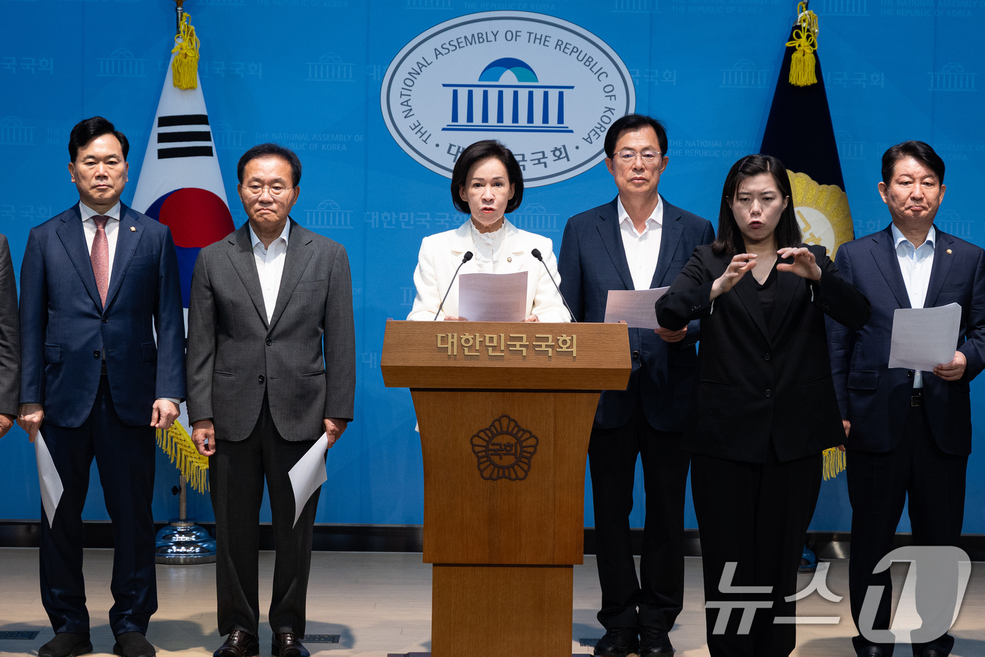 (서울=뉴스1) 유승관 기자 = 국민의힘 대구·경북 지역 의원들이 25일 서울 여의도 국회 소통관에서 광주·전남권 제2국가 반도체 클러스터 조성 추진 관련 기자회견을 하고 있다. …
