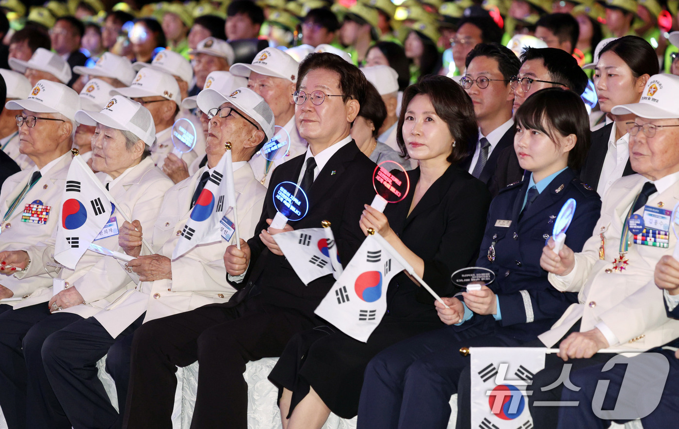 (수원=뉴스1) 이재명 기자 = 이재명 대통령과 김혜경 여사가 25일 경기 수원 영통구 수원컨벤션센터에서 열린 6·25 전쟁 제76주년 기념식에서 기념공연을 관람하고 있다. (청와 …