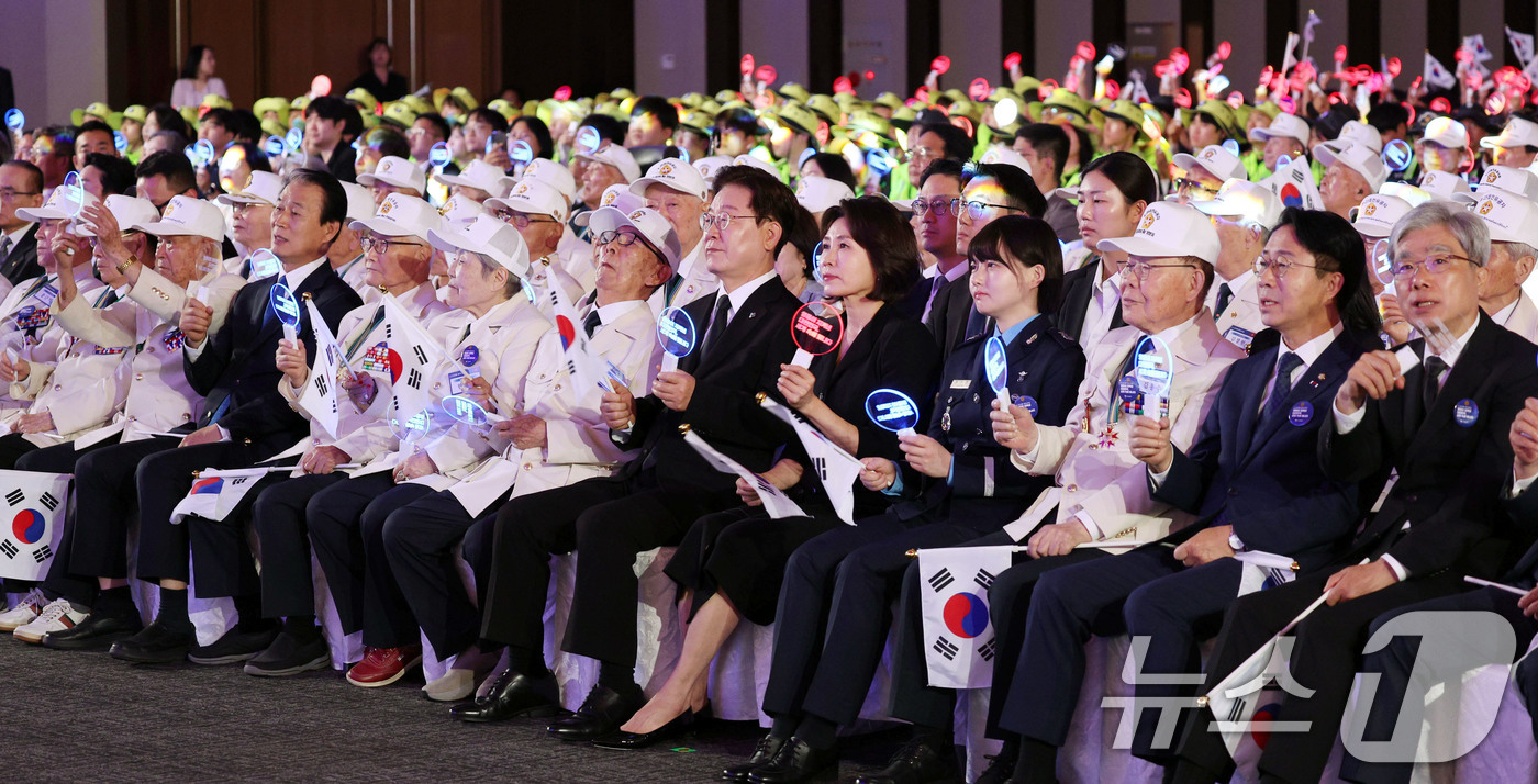 (수원=뉴스1) 이재명 기자 = 이재명 대통령과 김혜경 여사가 25일 경기 수원 영통구 수원컨벤션센터에서 열린 6·25 전쟁 제76주년 기념식에서 기념공연을 관람하고 있다. (청와 …