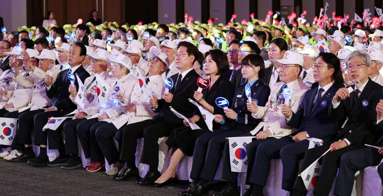 기념공연 관람하는 이재명 대통령·김혜경 여사
