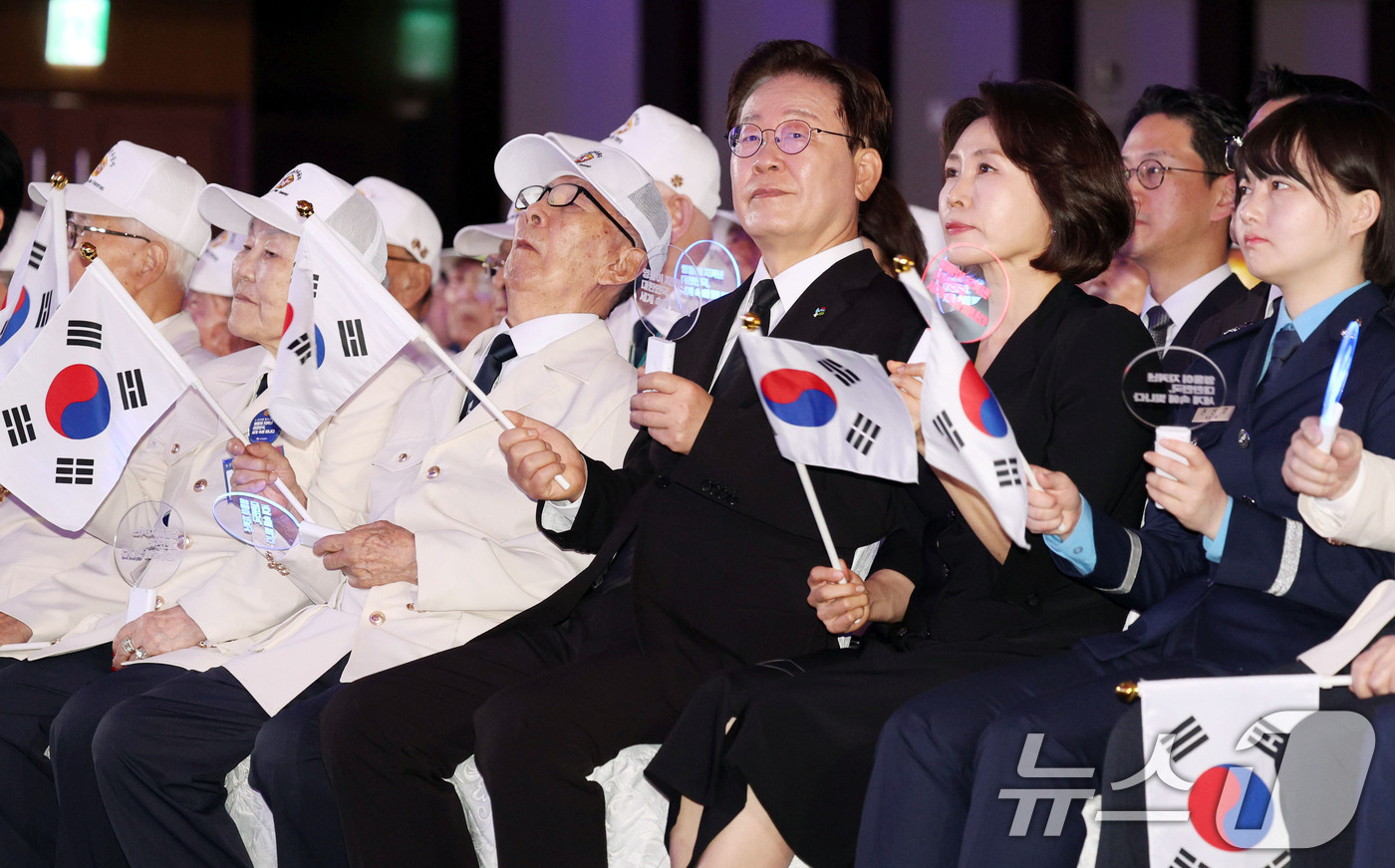(수원=뉴스1) 이재명 기자 = 이재명 대통령과 김혜경 여사가 25일 경기 수원 영통구 수원컨벤션센터에서 열린 6·25 전쟁 제76주년 기념식에서 기념공연을 관람하고 있다. (청와 …