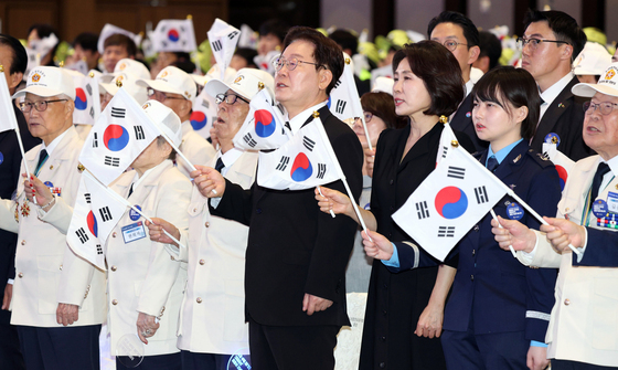 태극기 흔드는 이재명 대통령