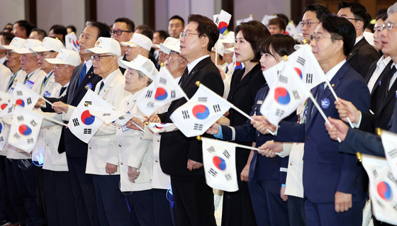 6·25 기념 노래 제창하는 이재명 대통령
