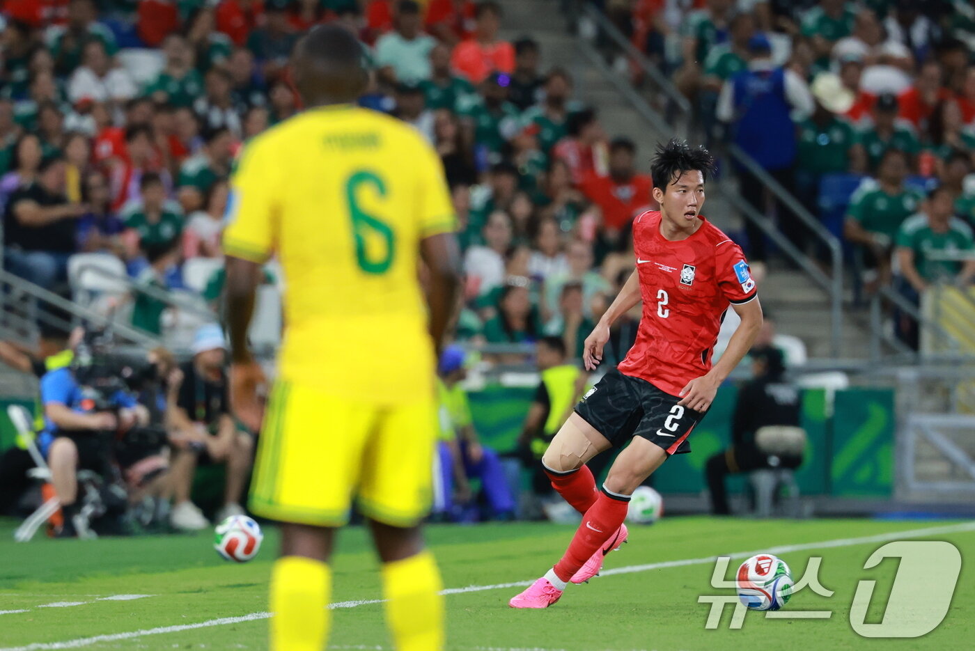 본문 이미지 - 대한민국 축구국가대표팀 이한범이 24일(현지시간) 멕시코 몬테레이 스타디움에서 열린 2026 북중미 월드컵 A조 조별리그 3차전 대한민국과 남아프리카 공화국의 경기에서 드리블을 하고 있다. 2026.6.25 ⓒ 뉴스1 임세영 기자