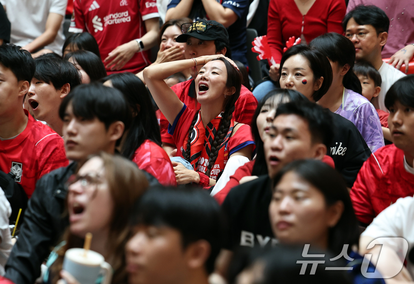 (수원=뉴스1) 구윤성 기자 = 25일 경기 수원시 장안구 스타필드 수원을 찾은 시민들이 2026 북중미월드컵 A조 조별리그 3차전 대한민국과 남아프리카공화국의 경기 생중계를 보며 …