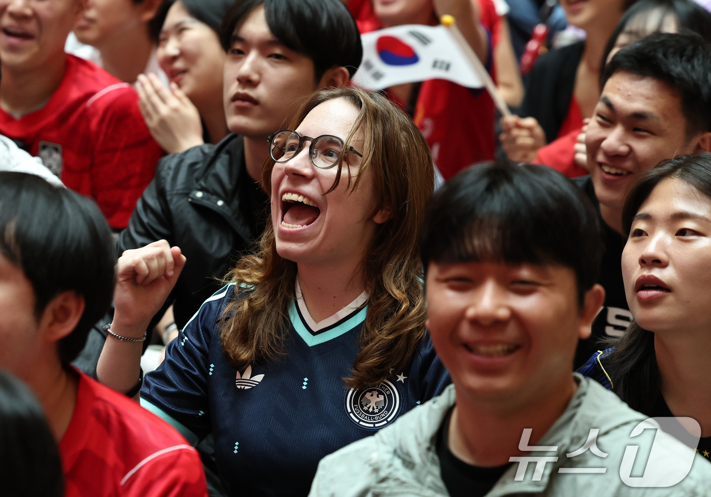 (수원=뉴스1) 구윤성 기자 = 25일 경기 수원시 장안구 스타필드 수원을 찾은 독일 유학생이 2026 북중미월드컵 A조 조별리그 3차전 대한민국과 남아프리카공화국의 경기 생중계를 …