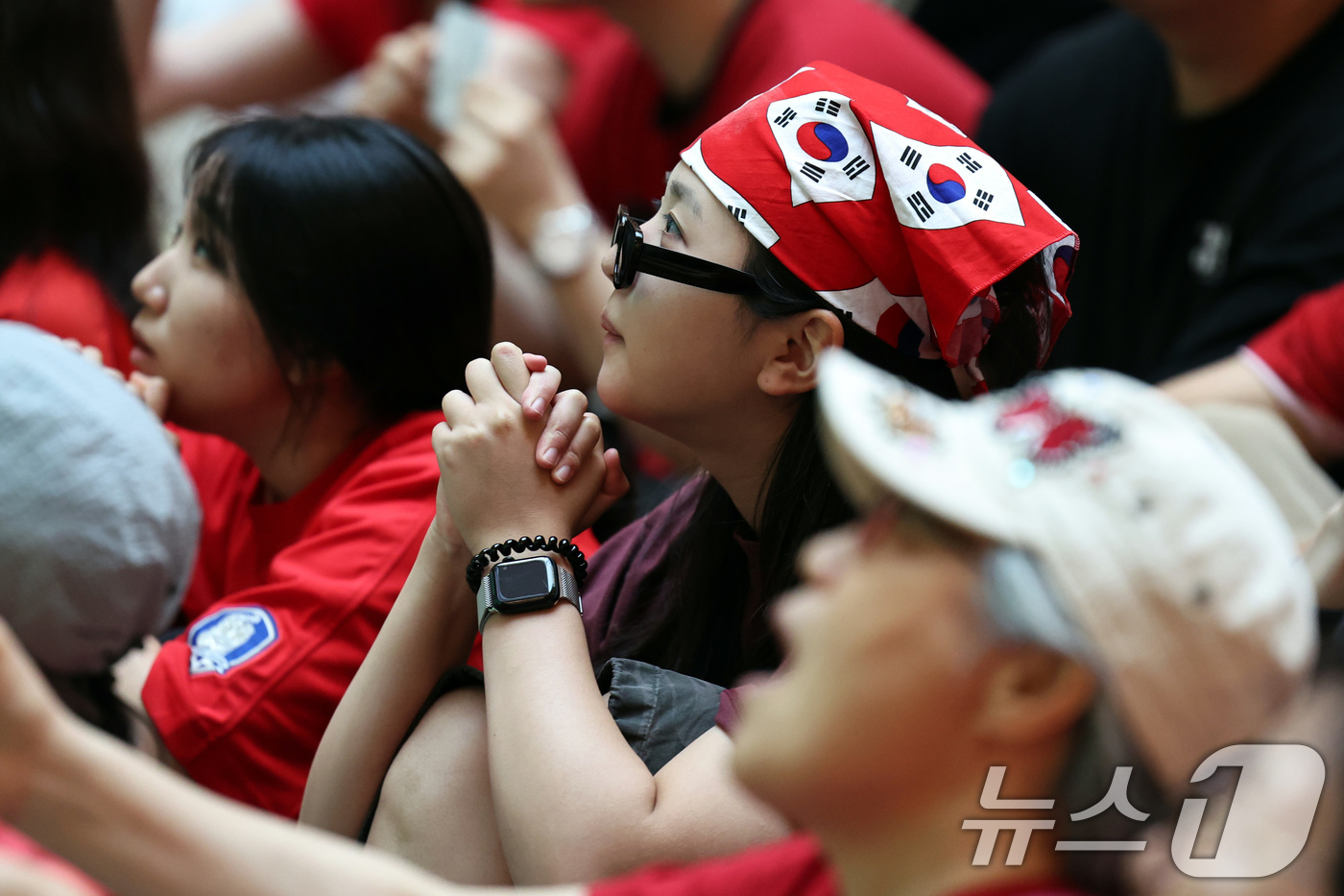 (수원=뉴스1) 구윤성 기자 = 25일 경기 수원시 장안구 스타필드 수원을 찾은 시민들이 2026 북중미월드컵 A조 조별리그 3차전 대한민국과 남아프리카공화국의 경기 생중계를 보며 …
