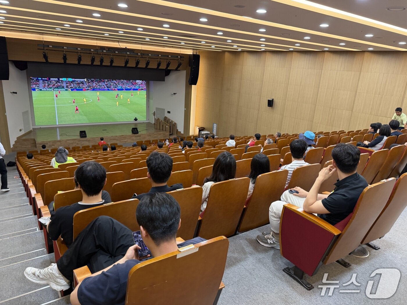 본문 이미지 - 한국과 남아프리카공화국의 2026 FIFA 북중미 월드컵 세번째 경기 날인 25일 오전 생중계가 진행 중인 춘천시청 1층에서 시민들이 대표팀을 응원하고 있다.2026.6.25 한귀섭 기자