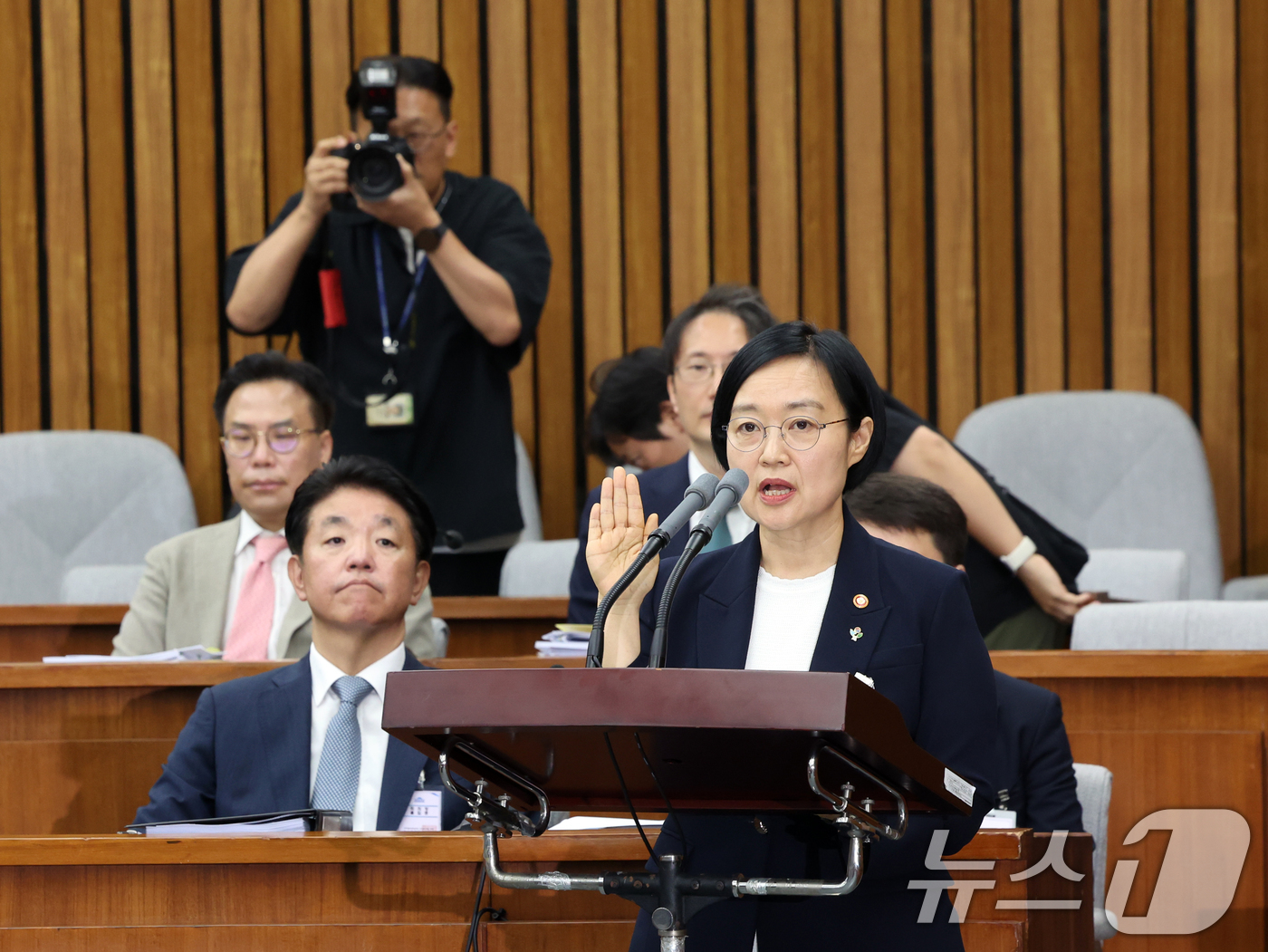 (서울=뉴스1) 황기선 기자 = 한성숙 국무총리 후보자가 25일 서울 여의도 국회에서 열린 인사청문회에 출석해 선서하고 있다. 2026.6.25/뉴스1