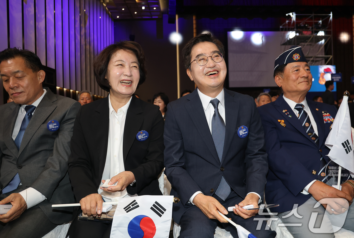 (수원=뉴스1) 이재명 기자 = 김동연 경기도지사와 추미애 경기도지사 당선인이 25일 경기 수원 영통구 수원컨벤션센터에서 열린 6·25 전쟁 제76주년 기념식에서 대화를 하고 있다 …