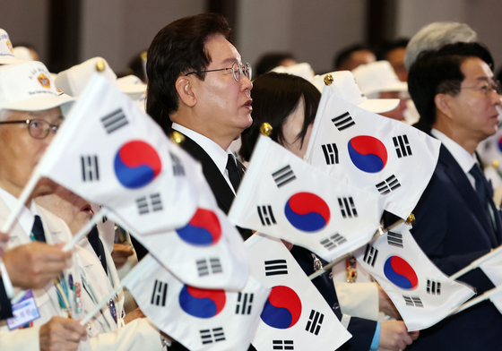 태극기 흔드는 이재명 대통령