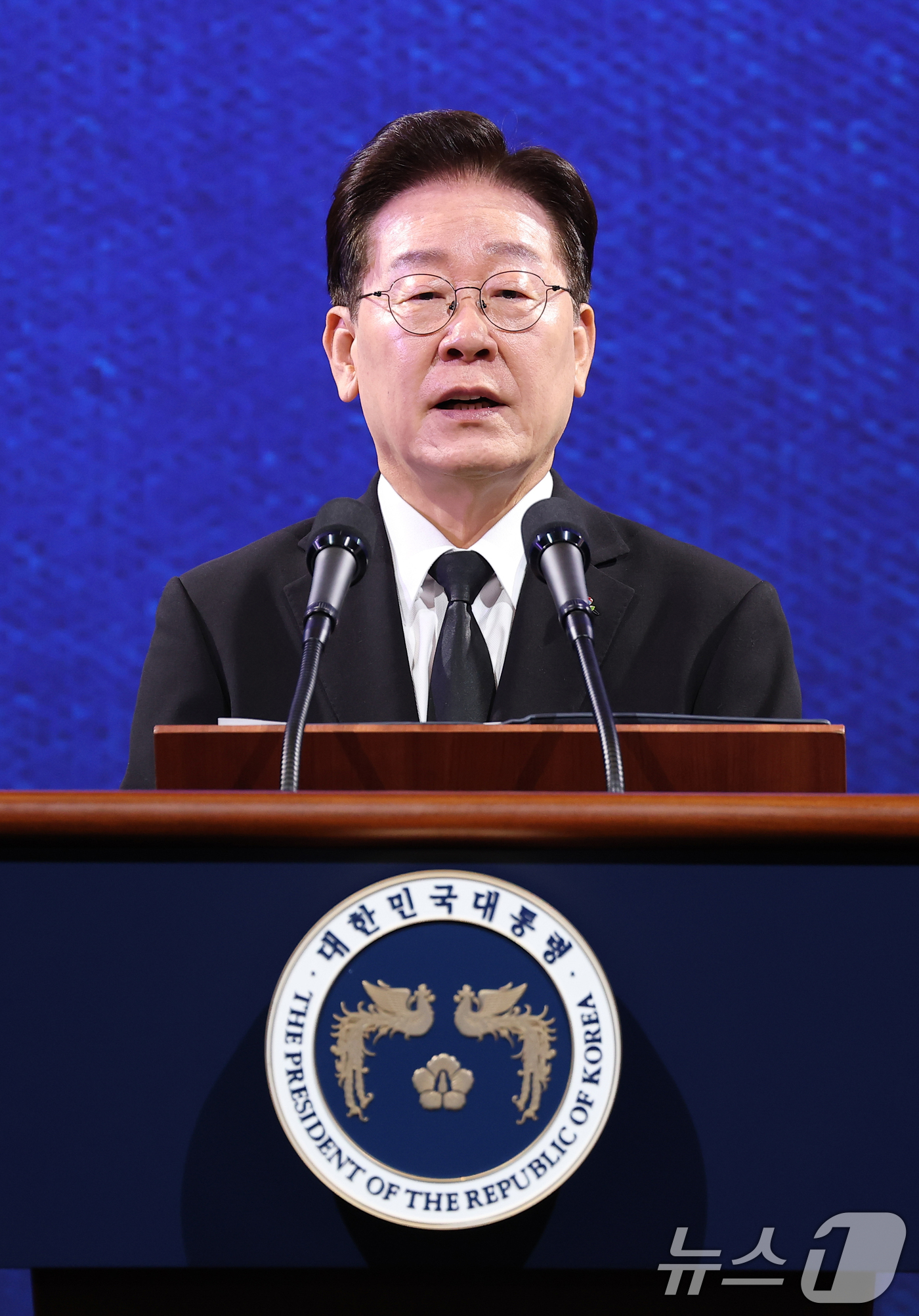 (수원=뉴스1) 허경 기자 = 이재명 대통령이 25일 경기 수원시 영통구 수원컨벤션센터에서 열린 6·25 전쟁 제76주년 기념식에서 기념사를 하고 있다. (청와대통신사진기자단) 2 …