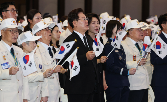 6·25 기념 노래 제창하는 이재명 대통령