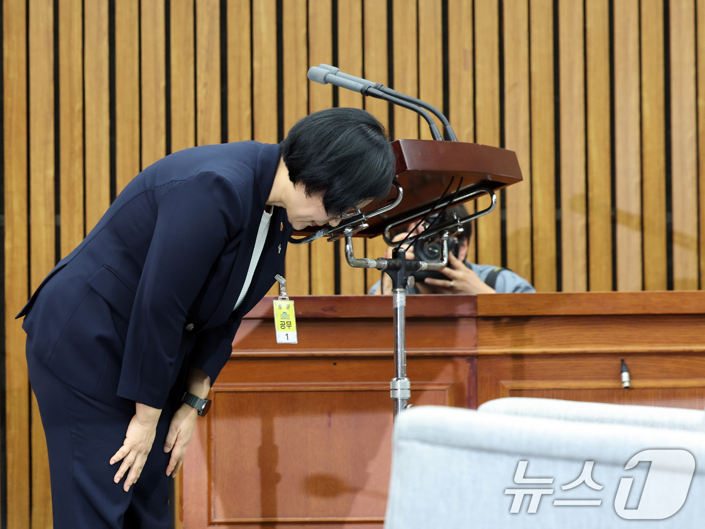 (서울=뉴스1) 황기선 기자 = 한성숙 국무총리 후보자가 25일 서울 여의도 국회에서 열린 인사청문회에 출석해 인사말을 마치고 인사하고 있다.  2026.6.25/뉴스1