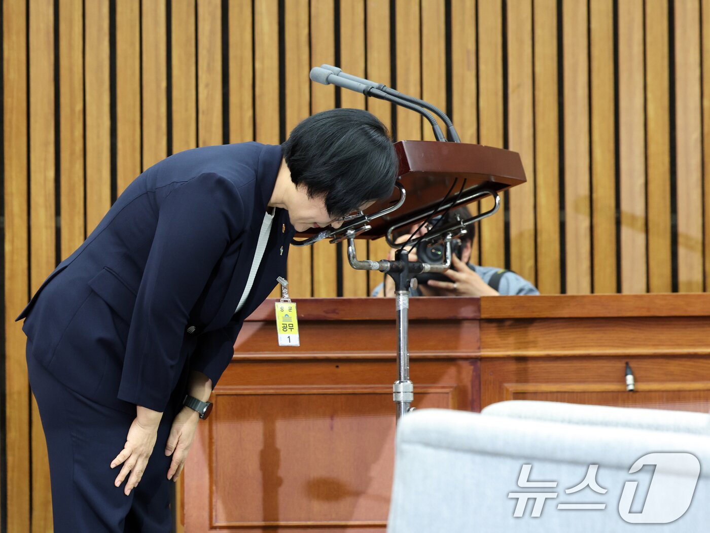 본문 이미지 - 한성숙 국무총리 후보자가 25일 서울 여의도 국회에서 열린 인사청문회에 출석해 인사말을 마치고 인사하고 있다. 2026.6.25 ⓒ 뉴스1 황기선 기자