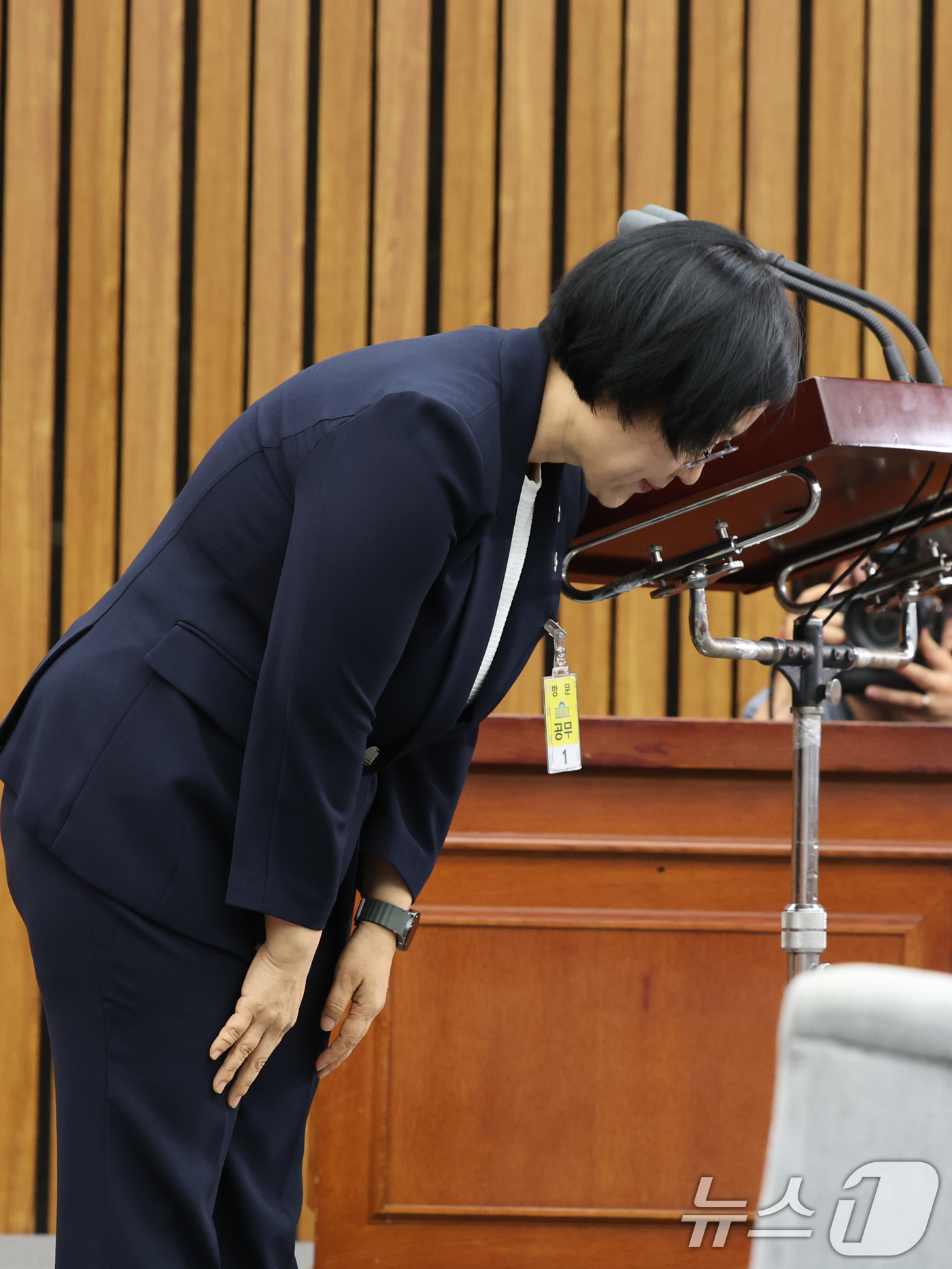 (서울=뉴스1) 황기선 기자 = 한성숙 국무총리 후보자가 25일 서울 여의도 국회에서 열린 인사청문회에 출석해 인사말을 마치고 인사하고 있다.  2026.6.25/뉴스1