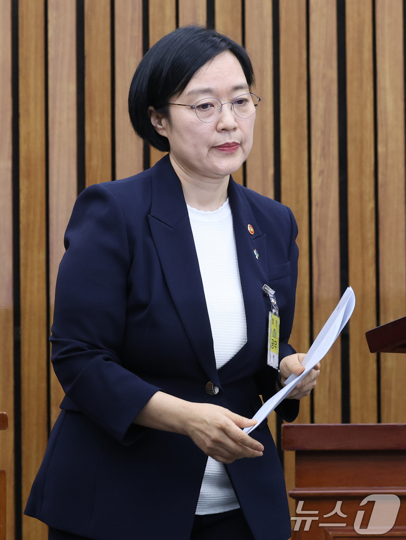 (서울=뉴스1) 황기선 기자 = 한성숙 국무총리 후보자가 25일 서울 여의도 국회에서 열린 인사청문회에 출석해 인사말을 마치고 자리로 이동하고 있다.  2026.6.25/뉴스1
