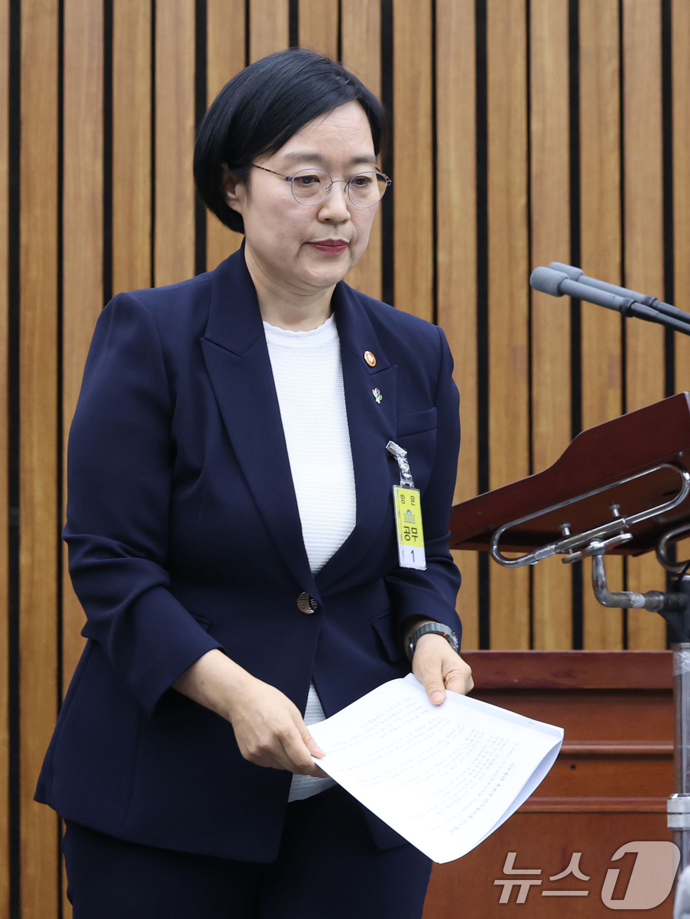(서울=뉴스1) 황기선 기자 = 한성숙 국무총리 후보자가 25일 서울 여의도 국회에서 열린 인사청문회에 출석해 인사말을 마치고 자리로 이동하고 있다.  2026.6.25/뉴스1