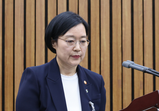 인사말 마치고 자리로 향하는 한성숙 후보자