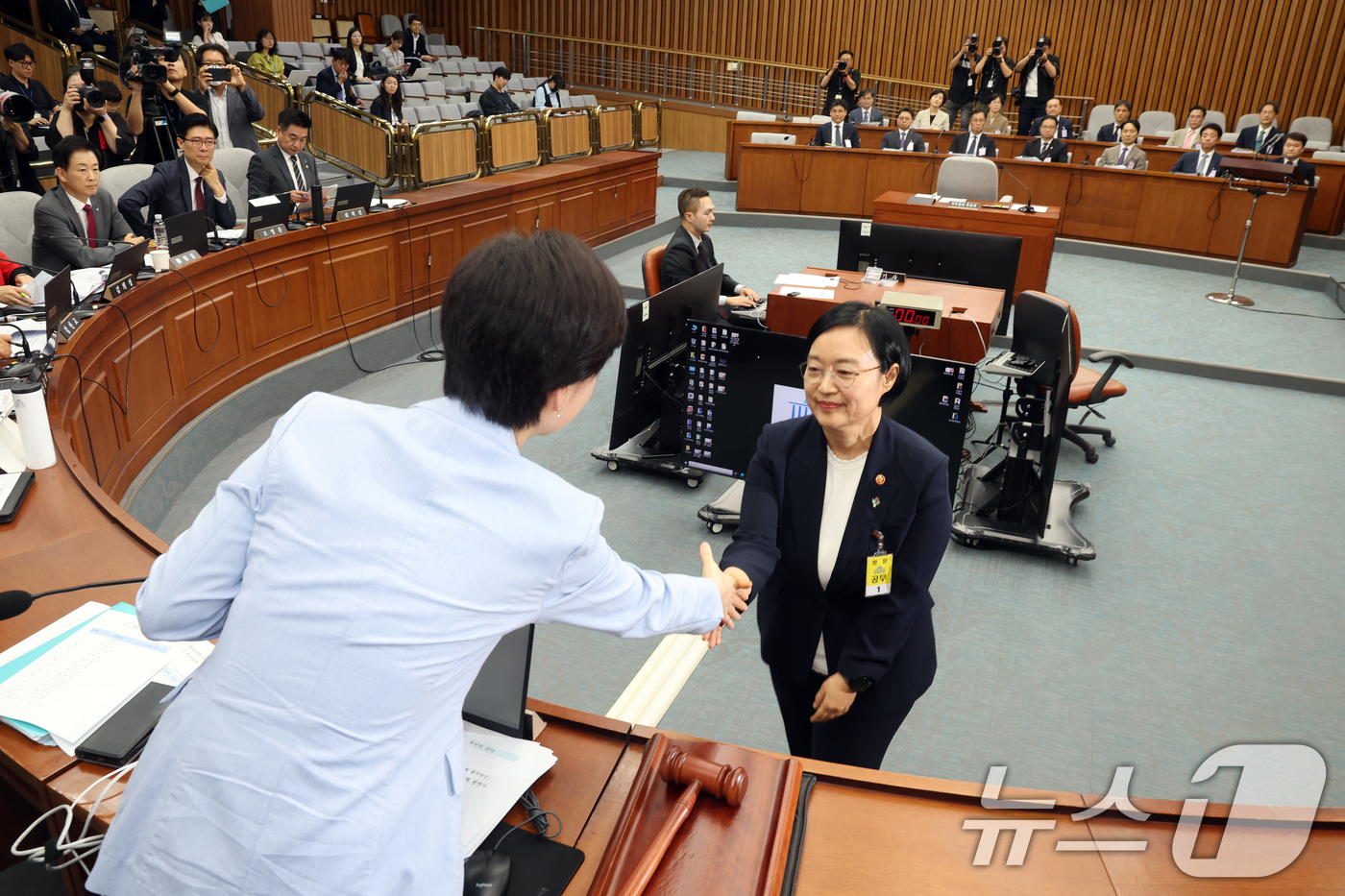 (서울=뉴스1) 황기선 기자 = 한성숙 국무총리 후보자가 25일 서울 여의도 국회에서 열린 인사청문회에서 선서를 마치고 백혜련 위원장과 악수를 나누고 있다.  2026.6.25/뉴 …