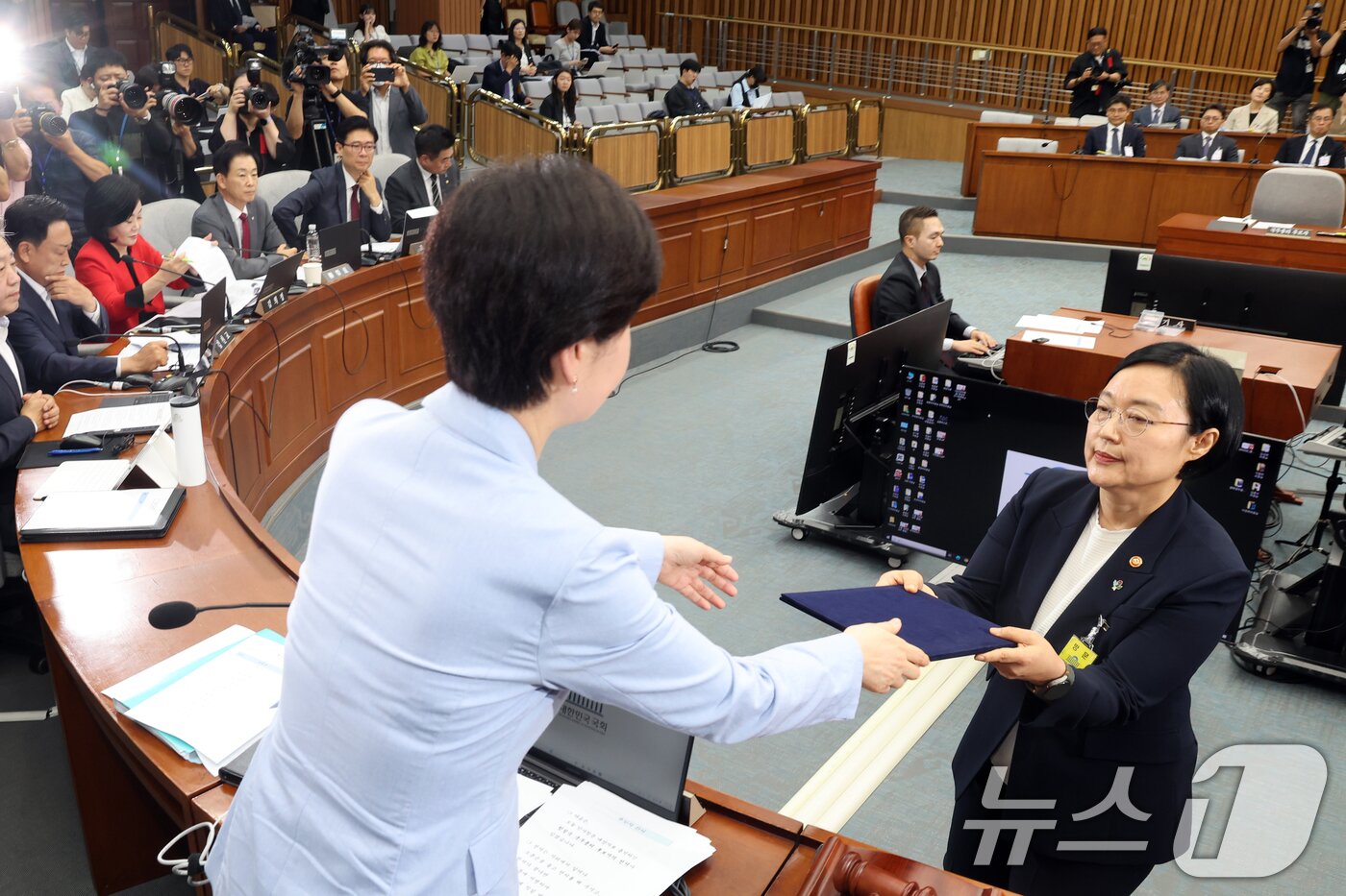 본문 이미지 - 한성숙 국무총리 후보자가 25일 서울 여의도 국회에서 열린 인사청문회에서 선서를 마치고 백혜련 위원장에게 선서문을 전달하고 있다. 2026.6.25 ⓒ 뉴스1 황기선 기자