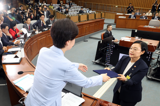 선서문 전달하는 한성숙 후보자