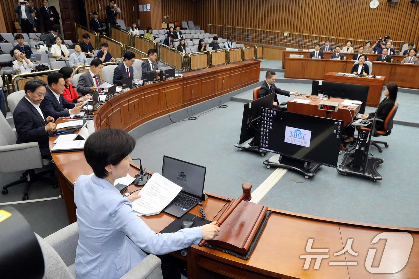 (서울=뉴스1) 황기선 기자 = 백혜련 인사청문특별위원장이 25일 서울 여의도 국회에서 열린 한성숙 국무총리 후보자 인사청문회에서 의사봉을 두드리고 있다.   2026.6.25/뉴 …