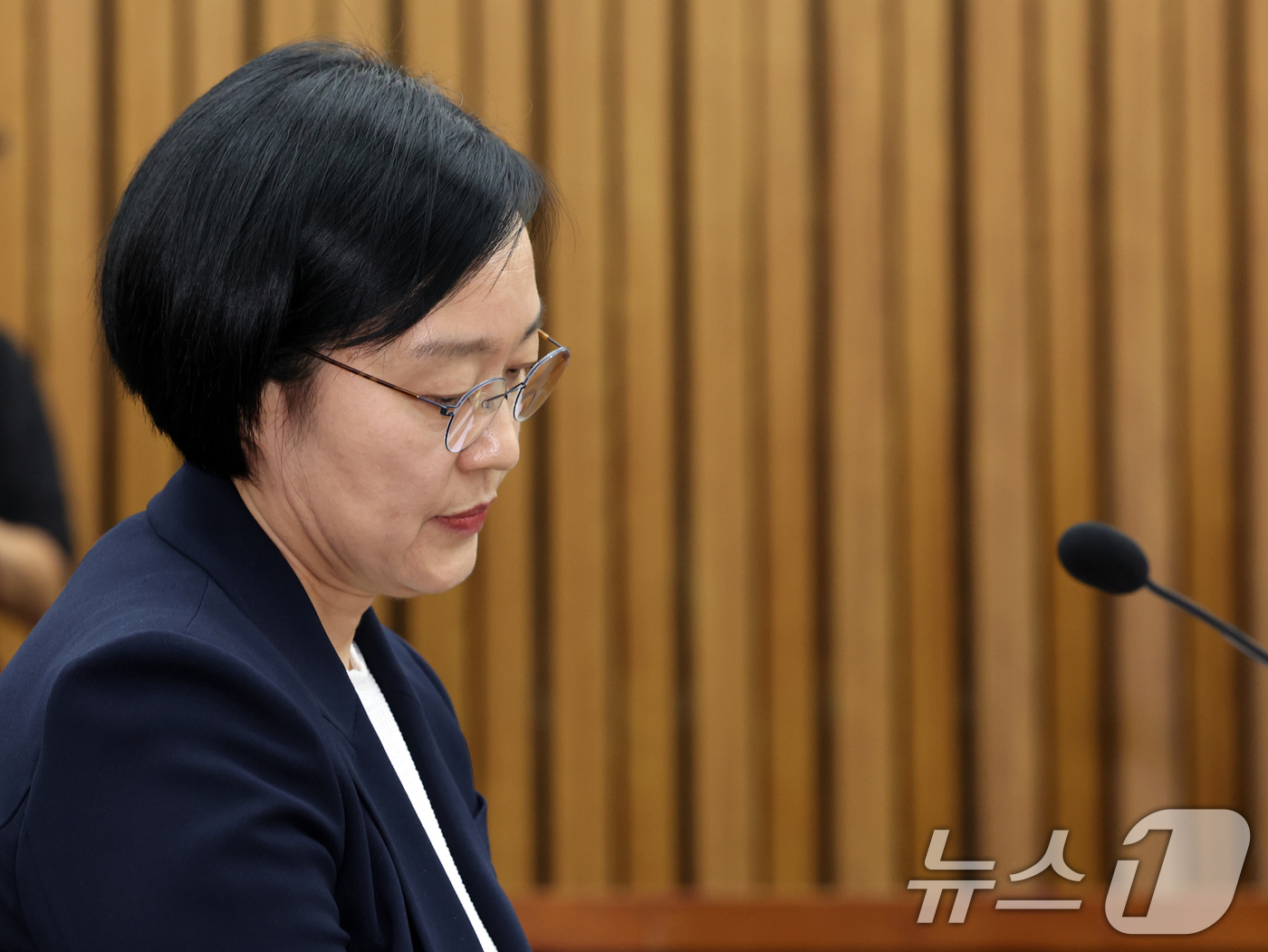 (서울=뉴스1) 황기선 기자 = 한성숙 국무총리 후보자가 25일 서울 여의도 국회에서 열린 인사청문회에 출석해 생각에 잠겨 있다.  2026.6.25/뉴스1