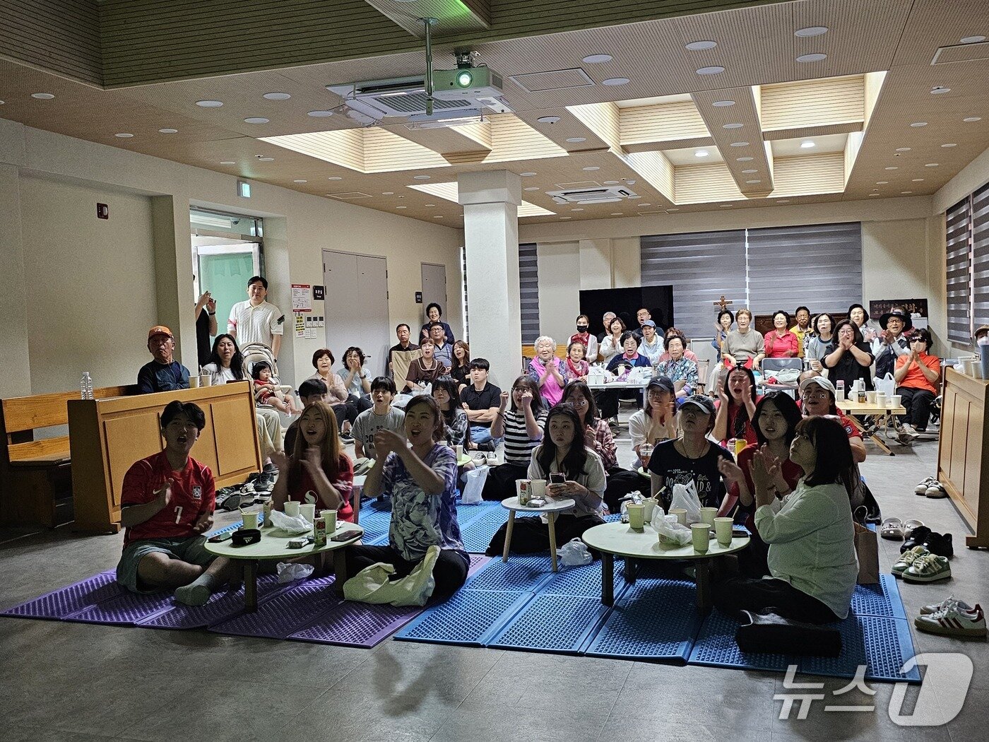 본문 이미지 - 북중미 월드컵 조별 예선 마지막 경기가 열린 25일 창원시 의창구 도계동 창원종합사회복지관에 모인 주민들이 우리나라 대표팀을 응원하고 있다. 2026.6.25 ⓒ 뉴스1 박민석 기자