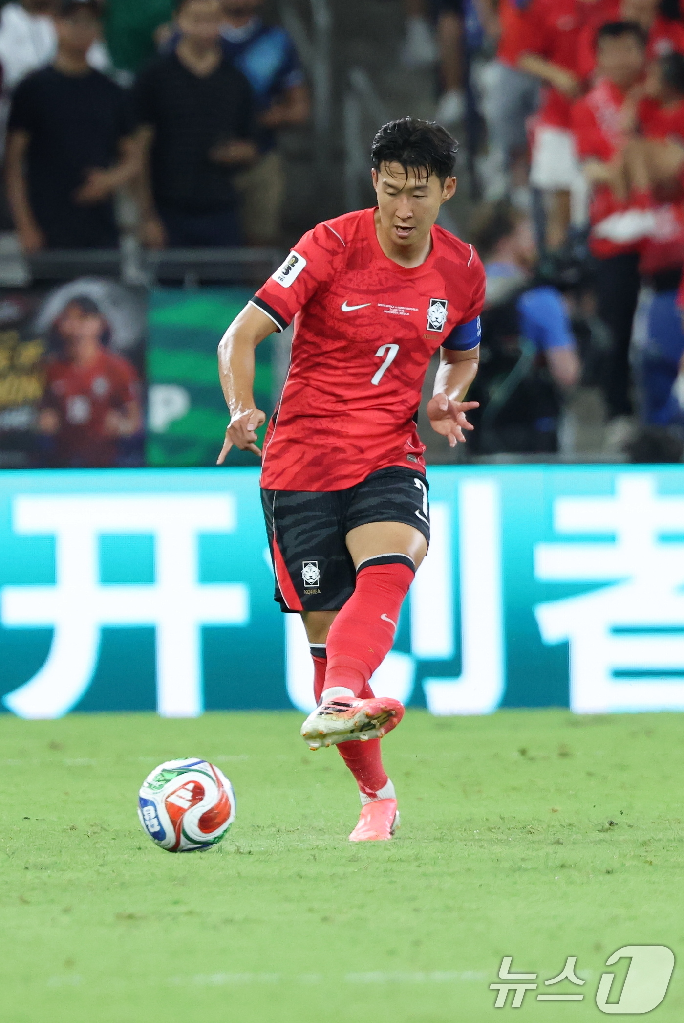 (몬테레이(멕시코)=뉴스1) 박지혜 기자 = 대한민국 축구국가대표 손흥민이 24일(현지시간) 멕시코 몬테레이 스타디움에서 열린 2026 북중미 월드컵 A조 조별리그 3차전 대한민국 …