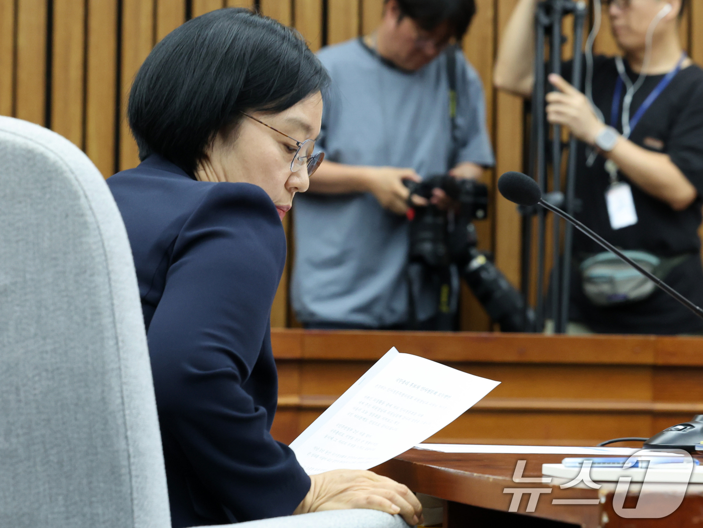(서울=뉴스1) 황기선 기자 = 한성숙 국무총리 후보자가 25일 서울 여의도 국회에서 열린 인사청문회에 출석해 인사말을 마치고 자리로 이동하고 있다.  2026.6.25/뉴스1