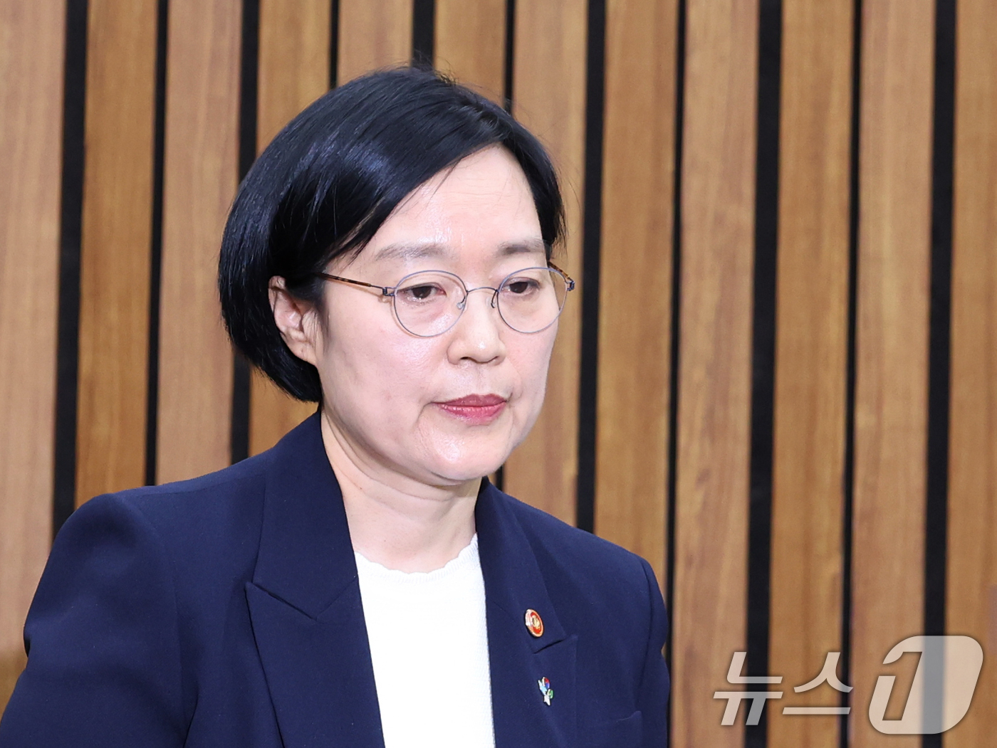 (서울=뉴스1) 황기선 기자 = 한성숙 국무총리 후보자가 25일 서울 여의도 국회에서 열린 인사청문회에 출석해 인사말을 마치고 자리로 이동하고 있다.  2026.6.25/뉴스1