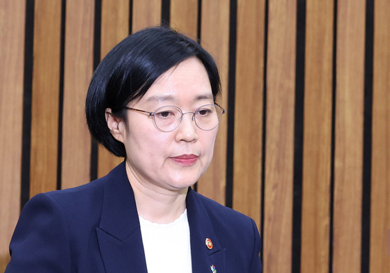 인사말 마치고 자리로 향하는 한성숙 후보자